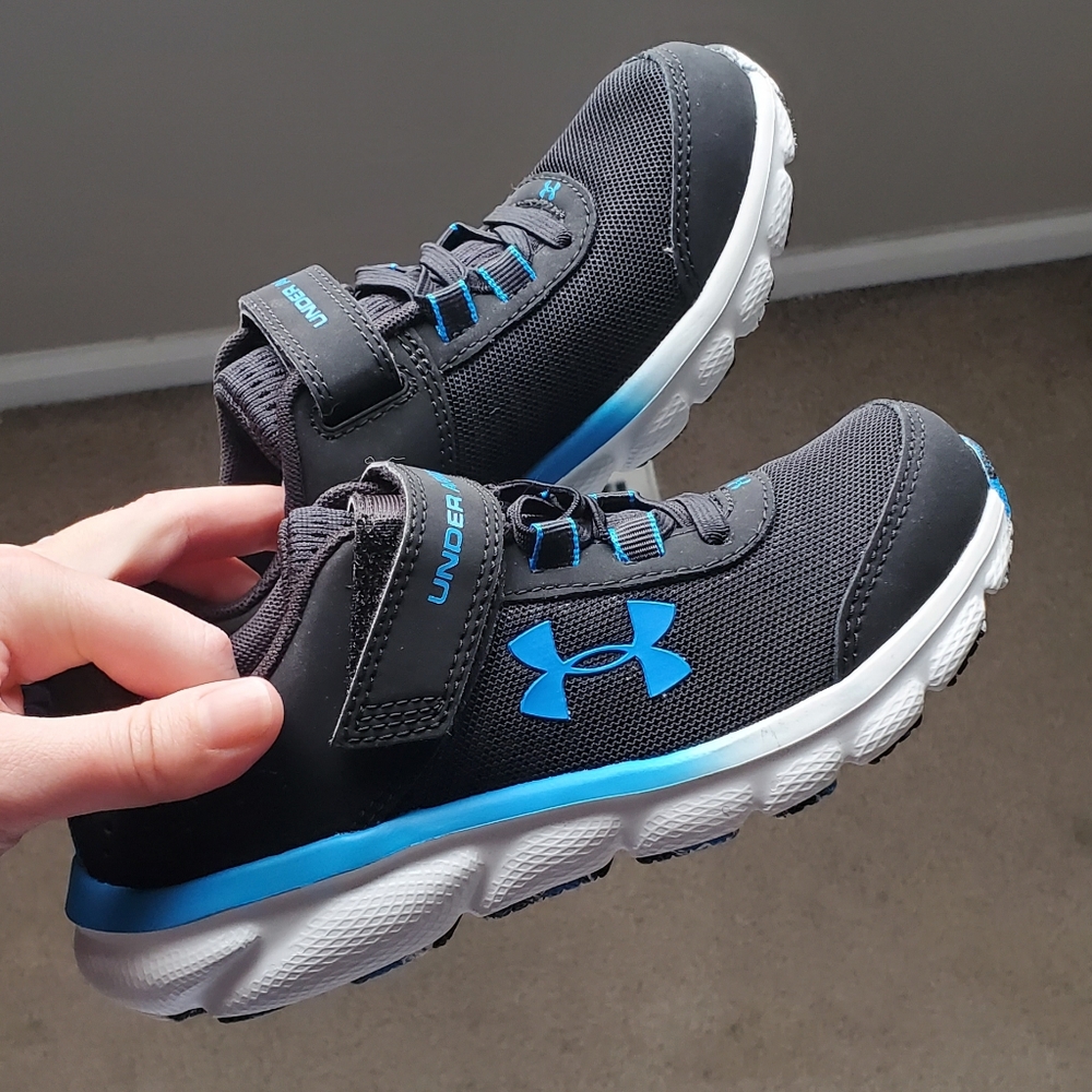 NIB under Armour Boys shoes size 13